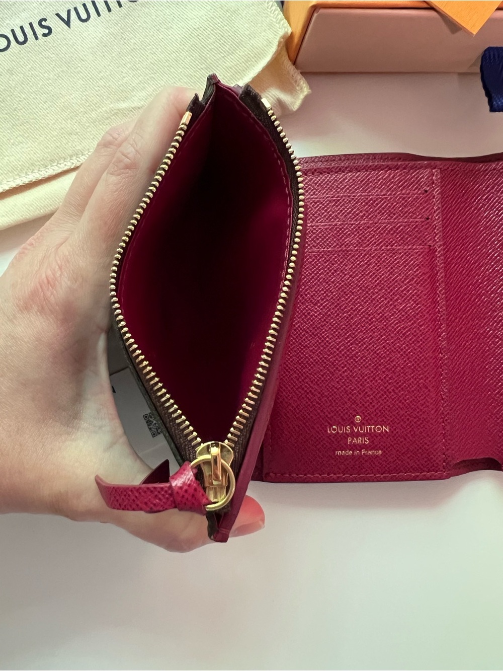 LOUIS VUITTON Victorine Wallet Monogram Fuchsia Interior MSRP $605 - Picture 11 of 16